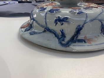 Een uitzonderlijk grote Chinese Imari-stijl dekselvaas met reli&euml;fdecor, Kangxi