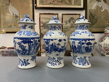 Drie Chinese blauw-witte dekselvazen, Kangxi merk, 19e eeuw
