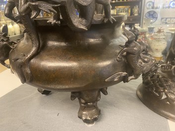 Een zeer grote Chinese bronzen wierookbrander, Xuande merk, Ming