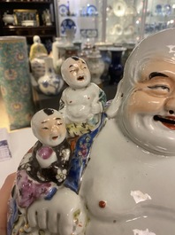 Een Chinese famille rose figuur van Boeddha, zegelmerk, 19/20e eeuw