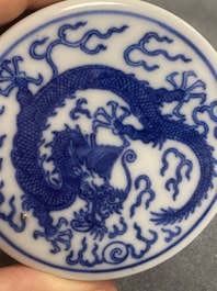Un pot couvert en porcelaine de Chine en bleu et blanc, marque et peut-&ecirc;tre &eacute;poque de Qianlong