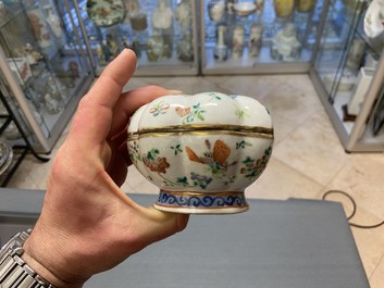 Zeven Chinese famille rose schotels, een theepot en een dekseldoos, 19e eeuw