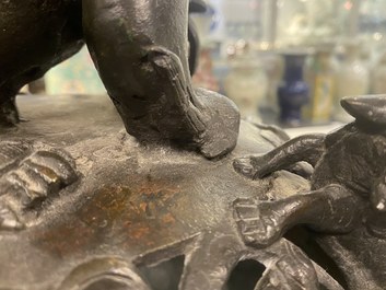 Een zeer grote Chinese bronzen wierookbrander, Xuande merk, Ming