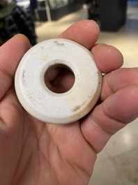 Un vase sur support en porcelaine de Chine &agrave; &eacute;mail 'fleur de p&ecirc;cher', marque de Kangxi, 19/20&egrave;me