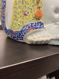 Een Chinese famille rose figuur van Boeddha, 19e eeuw