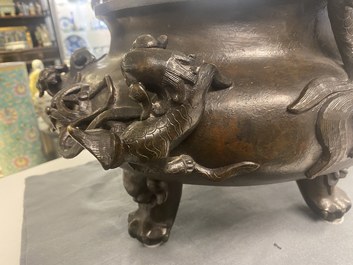 Een zeer grote Chinese bronzen wierookbrander, Xuande merk, Ming