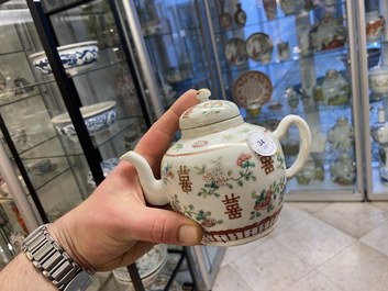 Zeven Chinese famille rose schotels, een theepot en een dekseldoos, 19e eeuw