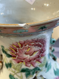 Drie Chinese famille rose vazen en een blauw-witte vaas, 19e eeuw