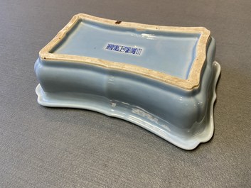 Une jardini&egrave;re en porcelaine de Chine bleu de lavande monochrome sur socle en bois sculpt&eacute;, marque de Yongzheng, R&eacute;publique