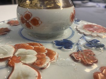 Een uitzonderlijk grote Chinese Imari-stijl dekselvaas met reli&euml;fdecor, Kangxi