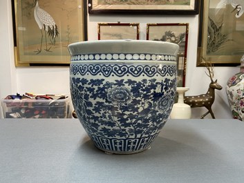 Un aquarium en porcelaine de Chine en bleu et blanc, 19&egrave;me