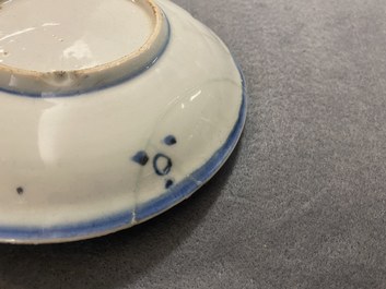 Twee Chinese blauw-witte en onderglazuur rode schotels met vissen, Transitie periode
