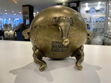Un br&ucirc;le-parfum en bronze aux anses et pieds en forme d'&eacute;l&eacute;phants, Chine, marque et &eacute;poque de Qianlong