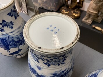 Drie Chinese blauw-witte dekselvazen, Kangxi merk, 19e eeuw