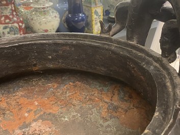 Een zeer grote Chinese bronzen wierookbrander, Xuande merk, Ming