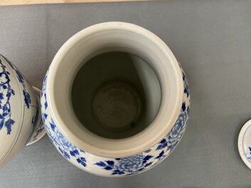 Drie Chinese blauw-witte dekselvazen, Kangxi merk, 19e eeuw
