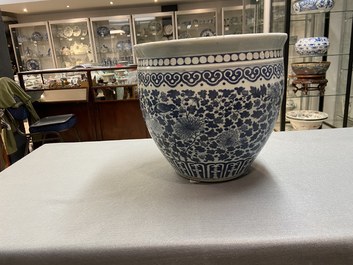 Un aquarium en porcelaine de Chine en bleu et blanc, 19&egrave;me