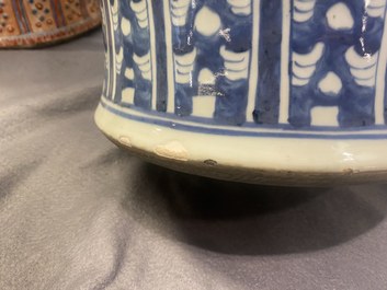 Een paar grote Chinese blauw-witte dekselvazen, 19e eeuw
