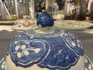 Een paar grote Chinese blauw-witte dekselvazen, 19e eeuw