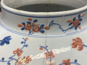 Een uitzonderlijk grote Chinese Imari-stijl dekselvaas met reli&euml;fdecor, Kangxi