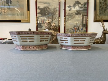Een paar Chinese octagonale kommen met trigrammen, Tongzhi merk en periode