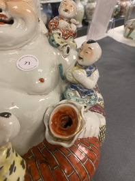 Een Chinese famille rose figuur van Boeddha, zegelmerk, 19/20e eeuw