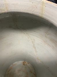 Een uitzonderlijk grote Chinese Imari-stijl dekselvaas met reli&euml;fdecor, Kangxi