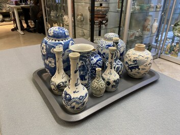 Veertien Chinese blauw-witte vazen, 18/20e eeuw