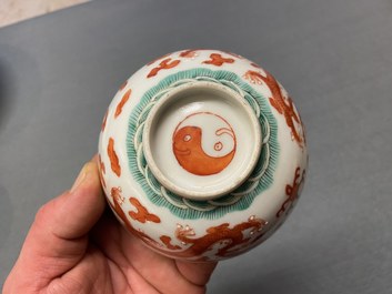 Een diverse collectie Chinees blauw-wit en famille rose porselein, 19/20e eeuw