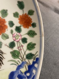Un plat en porcelaine de Chine famille rose &agrave; d&eacute;cor d'un gar&ccedil;on, un coq, une poule et leurs poussins, marque minyao et &eacute;poque de Qianlong