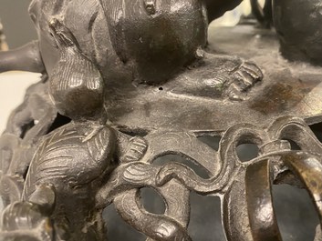 Een zeer grote Chinese bronzen wierookbrander, Xuande merk, Ming
