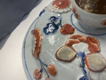 Een uitzonderlijk grote Chinese Imari-stijl dekselvaas met reli&euml;fdecor, Kangxi