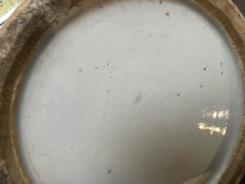 Drie Chinese famille rose vazen en een blauw-witte vaas, 19e eeuw