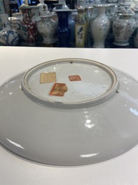 Une paire d'assiettes en porcelaine de Chine famille rose &agrave; d&eacute;cor de femmes dans un jardin, R&eacute;publique