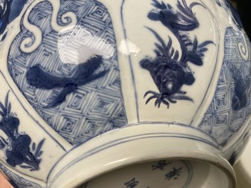 Twee Chinese blauw-witte kommen, Kangxi en Wanli