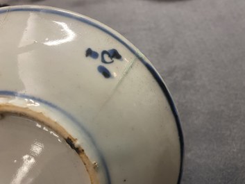 Twee Chinese blauw-witte en onderglazuur rode schotels met vissen, Transitie periode