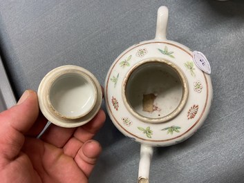 Zeven Chinese famille rose schotels, een theepot en een dekseldoos, 19e eeuw