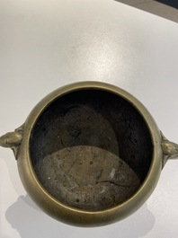 Un br&ucirc;le-parfum en bronze aux anses et pieds en forme d'&eacute;l&eacute;phants, Chine, marque et &eacute;poque de Qianlong