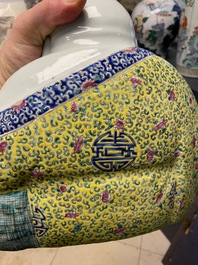 Een Chinese famille rose figuur van Boeddha, 19e eeuw