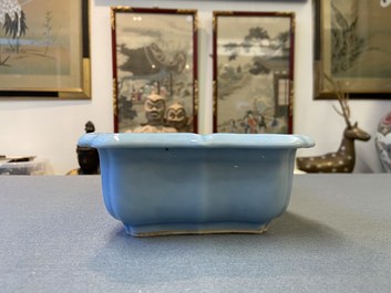 Une jardini&egrave;re en porcelaine de Chine bleu de lavande monochrome sur socle en bois sculpt&eacute;, marque de Yongzheng, R&eacute;publique