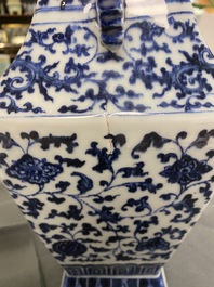 Een Chinese blauw-witte vaas met florale slingers, Qianlong
