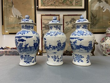Drie Chinese blauw-witte dekselvazen, Kangxi merk, 19e eeuw