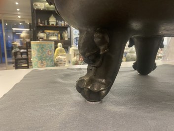 Een zeer grote Chinese bronzen wierookbrander, Xuande merk, Ming