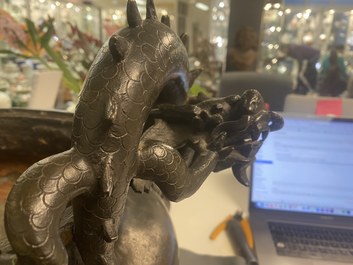 Een zeer grote Chinese bronzen wierookbrander, Xuande merk, Ming