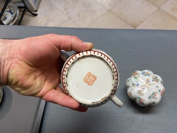Zeven Chinese famille rose schotels, een theepot en een dekseldoos, 19e eeuw
