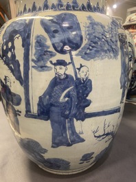 Trois grands vases en porcelaine de Chine en bleu et blanc, &eacute;poque Transition