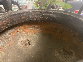 Een zeer grote Chinese bronzen wierookbrander, Xuande merk, Ming