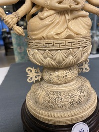 Une grande figure d'Avalokitesvare en ivoire sculpt&eacute;, Chine, 19&egrave;me