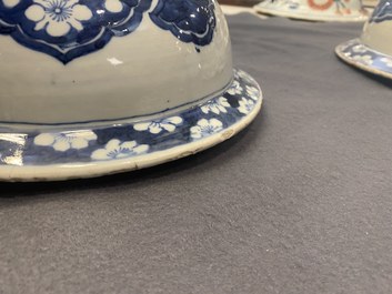 Een paar grote Chinese blauw-witte dekselvazen, 19e eeuw