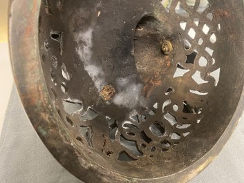 Een zeer grote Chinese bronzen wierookbrander, Xuande merk, Ming